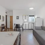 Beautiful Apartment In Pirovac With Lake View Apartament