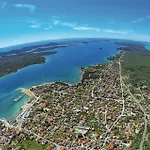 Beautiful Apartment In Pirovac With Lake View Apartament