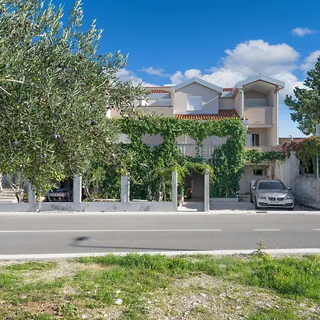 1 Bedroom Cozy In Appartement