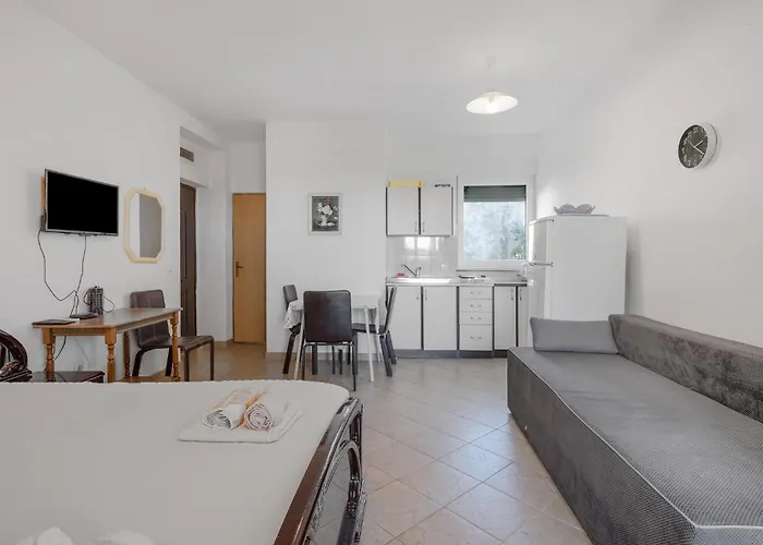 1 Bedroom Cozy In Appartement
