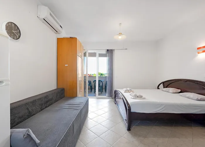 1 Bedroom Cozy In Appartement Pirovac