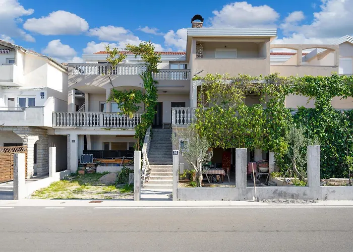 1 Bedroom Cozy In Appartement *